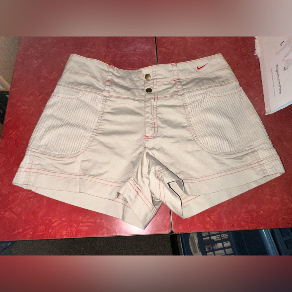 NIKE BEIGE LOW RISE SHORTS-size small